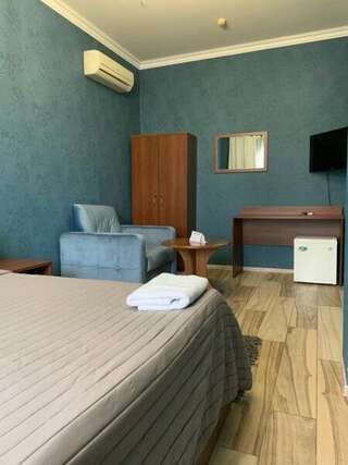 Гостиница Грин Лайм Краснодар Cемейный номер с собственной ванной комнатой-2