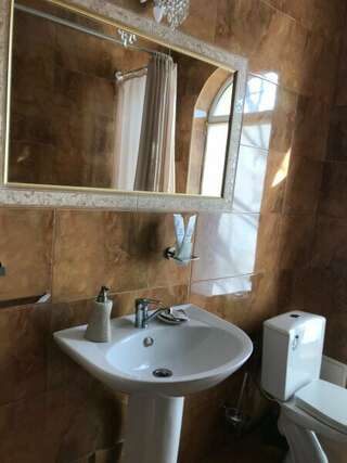 Гостиница Грин Лайм Краснодар Cемейный номер с собственной ванной комнатой-4