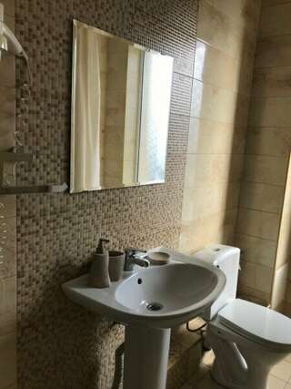 Гостиница Грин Лайм Краснодар Cемейный номер с собственной ванной комнатой-1